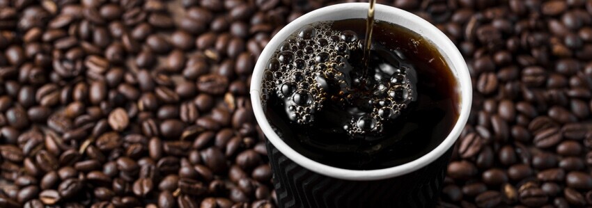 Americano com grãos de café no fundo