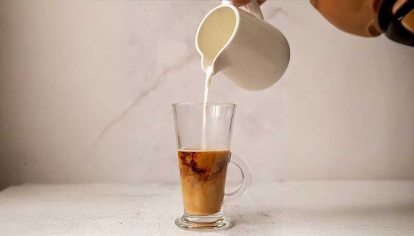 Fazer um café com leite em casa? Com esta receita acerta!