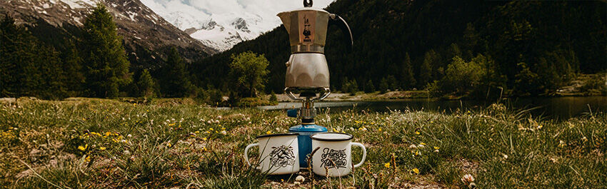 Moka pot percolator voor koffie zetten op het fornuis