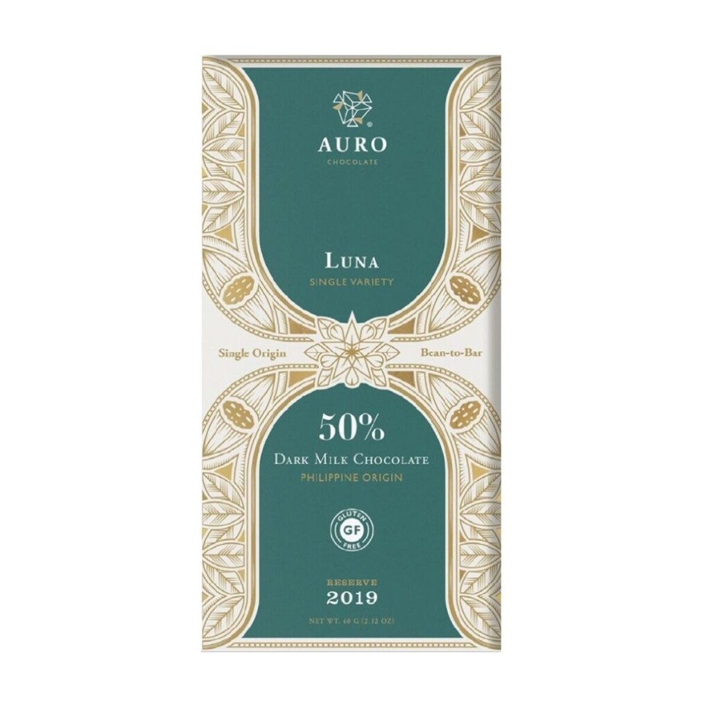 Uma barra de chocolate ao leite escuro com sabor Luna da marca Auro