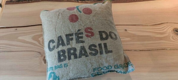Almofada de juta 40x40 feita à mão a partir de um saco de café
